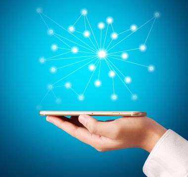 Akıllı telefon elinde.