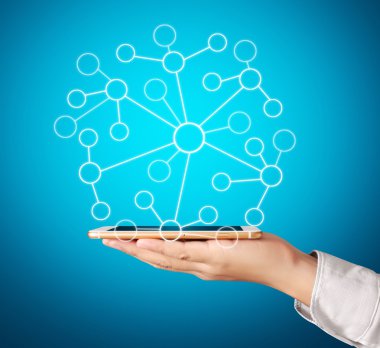 Akıllı telefon elinde.