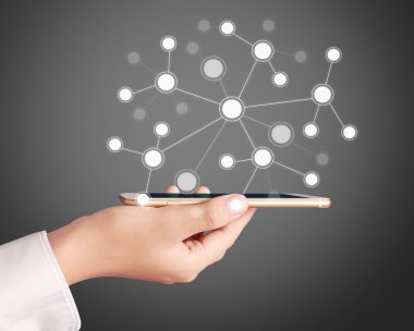 Akıllı telefon elinde.