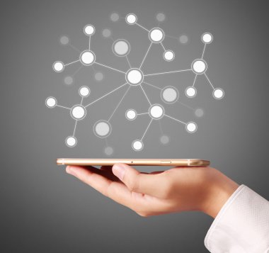 Akıllı telefon elinde.