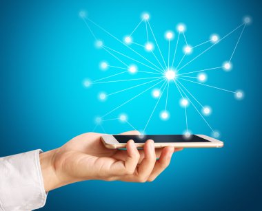 Akıllı telefon elinde.