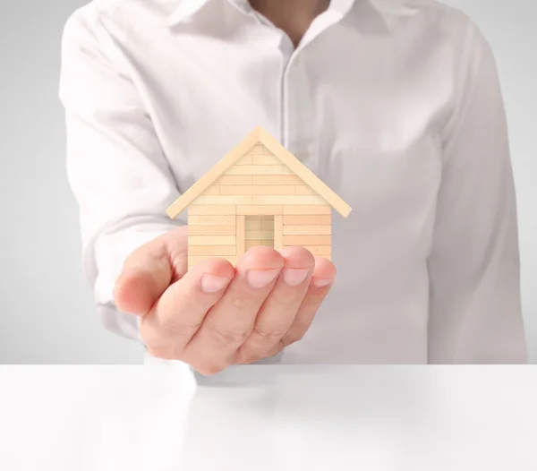 Concepto por casa desde en la mano — Foto de Stock