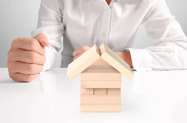 Concepto por casa desde en la mano — Foto de Stock