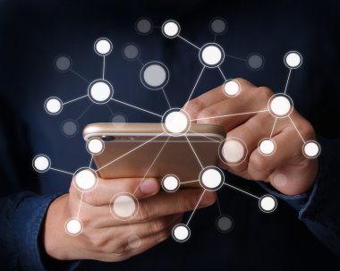 Akıllı telefon elinde.