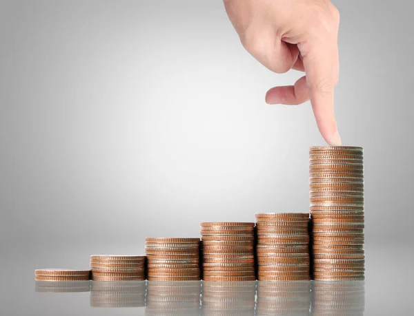 Mano humana poniendo moneda al dinero —  Fotos de Stock