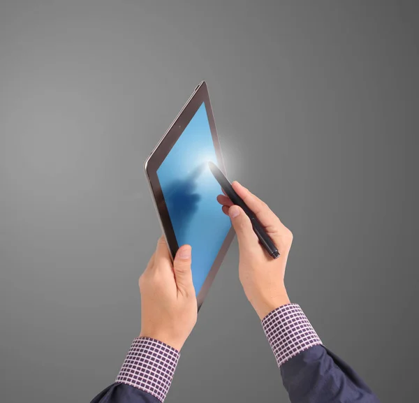 Wijzen op hedendaagse digitale tablet — Stockfoto