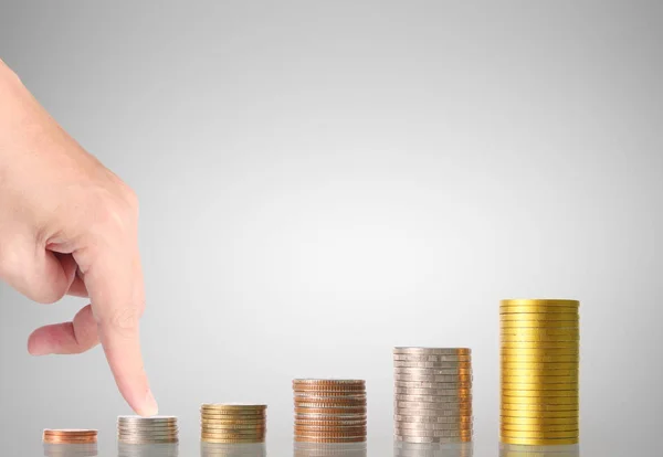Hand menschliche Hand, die Münze zu Geld macht — Stockfoto