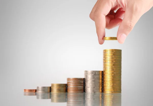 Mano humana poniendo moneda al dinero —  Fotos de Stock