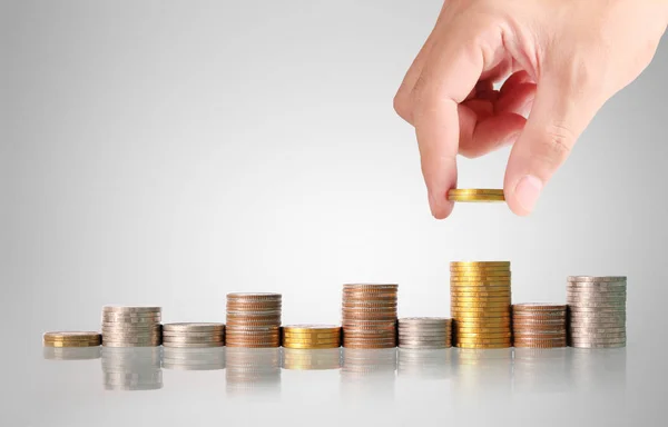 Mano humana poniendo moneda al dinero —  Fotos de Stock