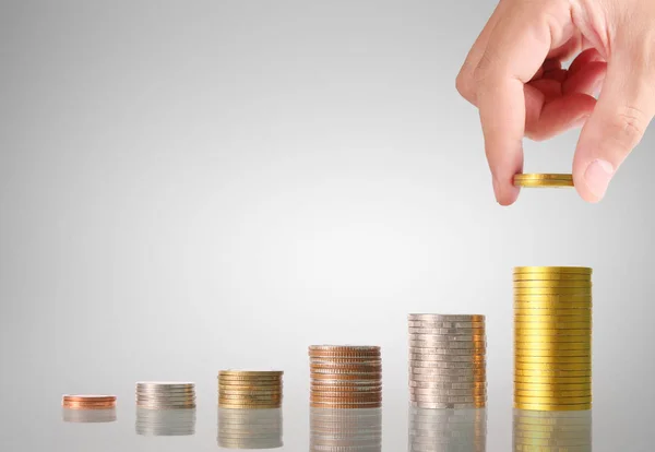 Mano humana poniendo moneda al dinero — Foto de Stock