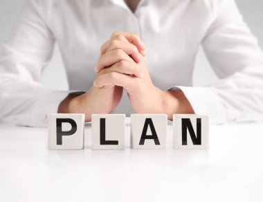 elinde bir kutu oluşturan kelime