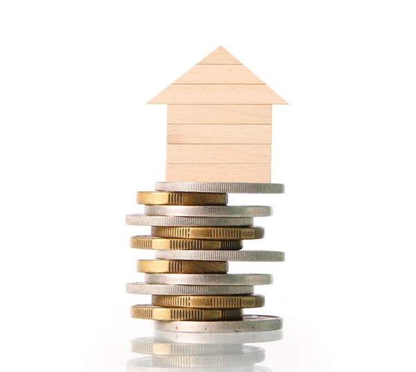 硬貨からのお金の家を住宅ローンの概念 — ストック写真