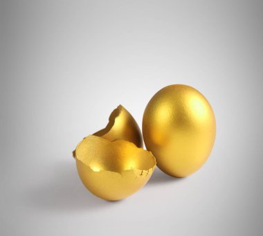 altın bir Paskalya yortusu yumurta 