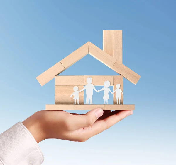Hypotheek concept van huis in de hand — Stockfoto
