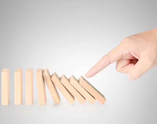 Hand stopp dominobrickor kontinuerligt störtade — Stockfoto