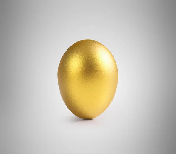 Золоте пасхальне яйце — стокове фото