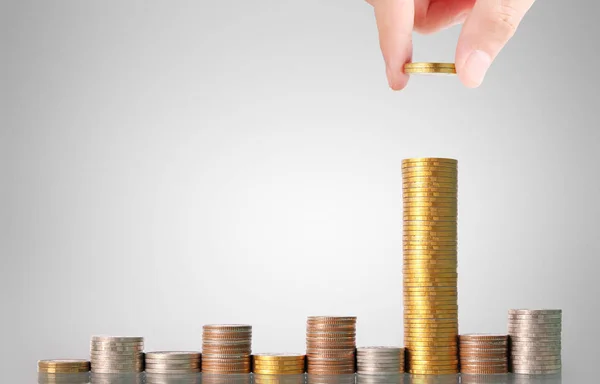 Mano humana poniendo moneda al dinero —  Fotos de Stock