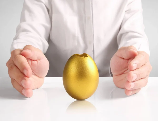 Tenuta di uova d'oro — Foto Stock