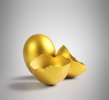 izole altın Paskalya yortusu yumurta
