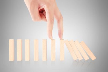 El durağı dominoları devrildi.