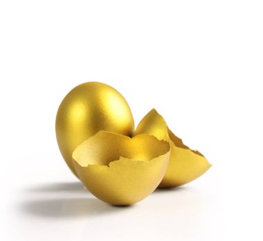 izole altın Paskalya yortusu yumurta
