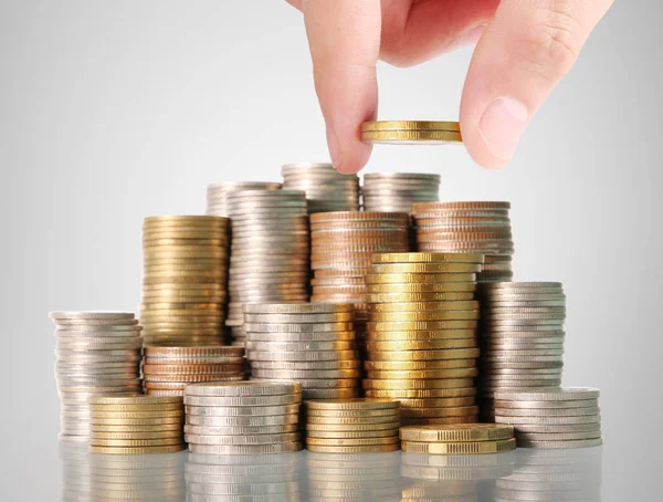 Mano humana poniendo moneda al dinero —  Fotos de Stock