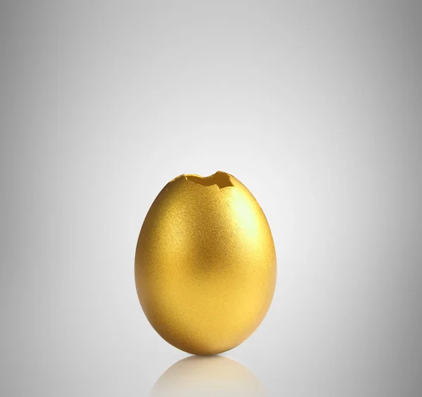 Golden  easter egg isolated — Stock Photo, Image