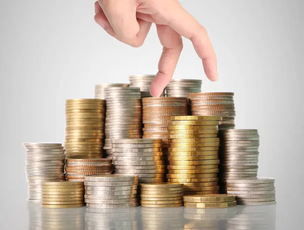 Hand mänsklig hand att sätta mynt för pengar — Stockfoto