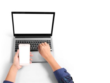 Mimari proje için dizüstü bilgisayar kullanarak iş adamı