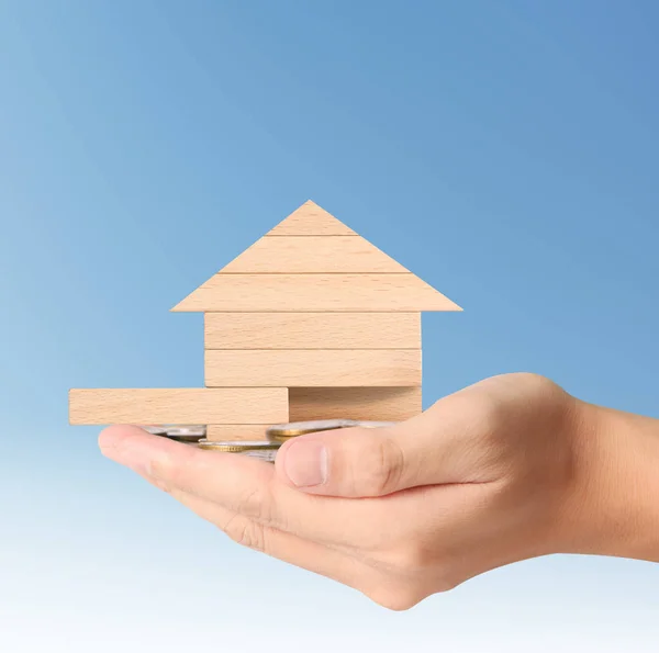 Conceito de hipoteca por casa de na mão — Fotografia de Stock