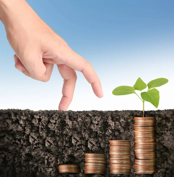 Mano humana poniendo moneda al dinero — Foto de Stock