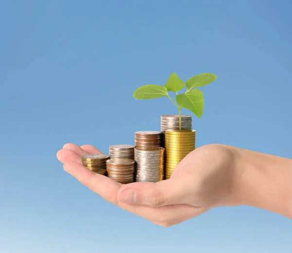 Mano humana poniendo moneda al dinero — Foto de Stock