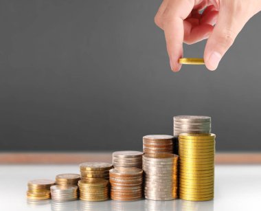 insan eli para için para koyarak