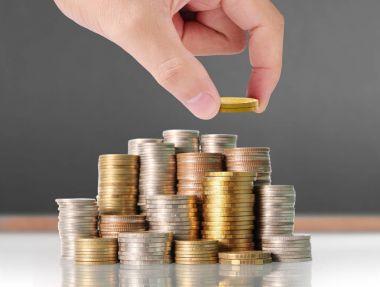 insan eli para için para koyarak