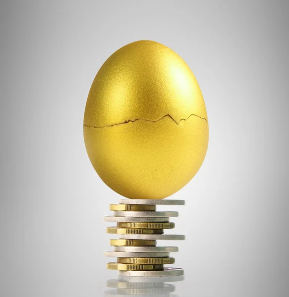 Golden  easter egg isolated — Stock Photo, Image