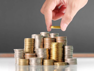 insan eli para için para koyarak