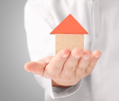 ev sahipliği temsil eden holding evi 