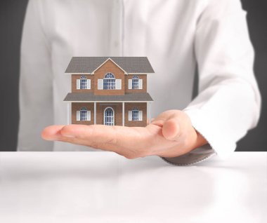 ev sahipliği temsil eden holding evi 