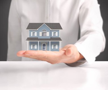 ev sahipliği temsil eden holding evi 