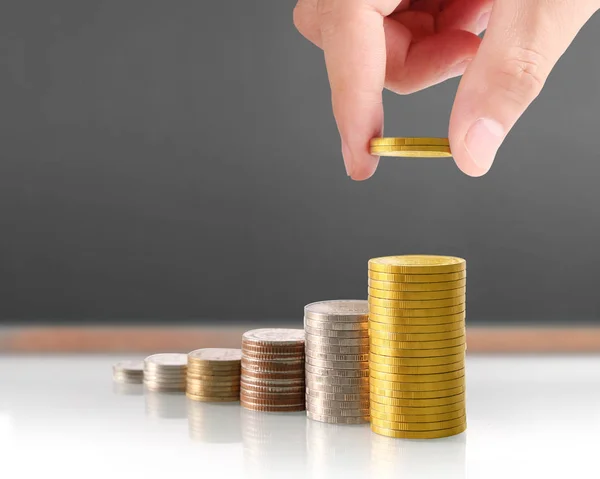 Mano humana poniendo moneda al dinero —  Fotos de Stock