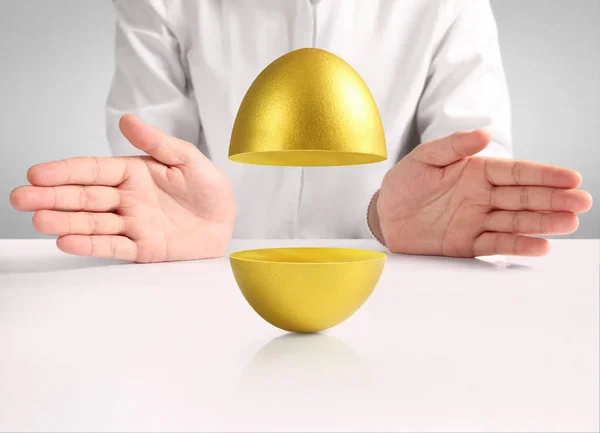 Altın yumurta holding — Stok fotoğraf