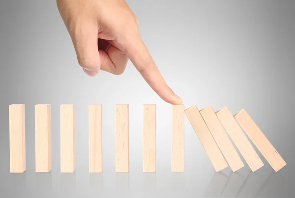 Stoppa dominobrickor kontinuerlig störtade — Stockfoto