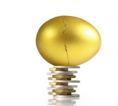 izole altın Paskalya yortusu yumurta