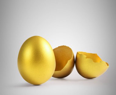 izole altın Paskalya yortusu yumurta