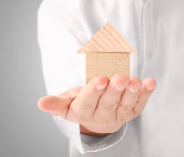 ev sahipliği temsil eden holding evi 