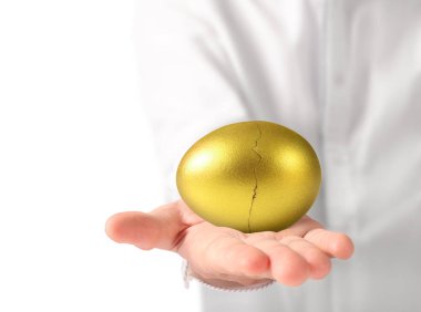 Altın yumurta tutan el