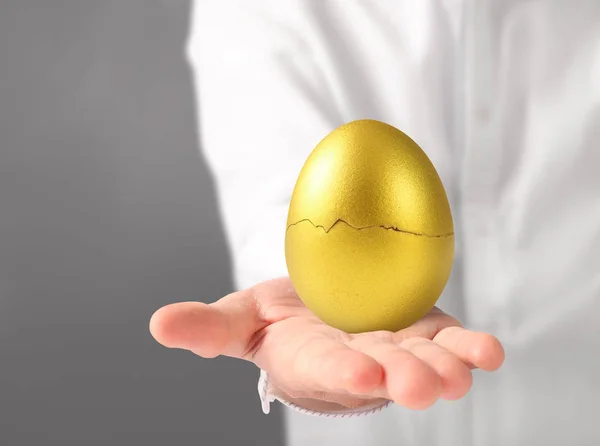 Mano Sostenimiento de huevos de oro — Foto de Stock