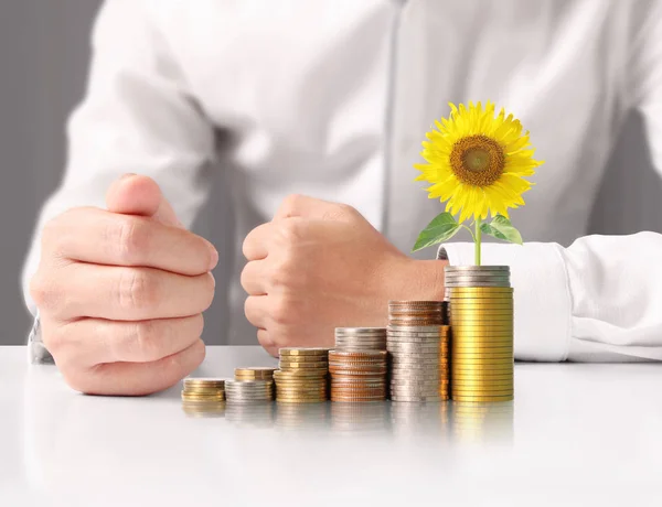 Hand menschliche Hand, die Münze zu Geld macht — Stockfoto