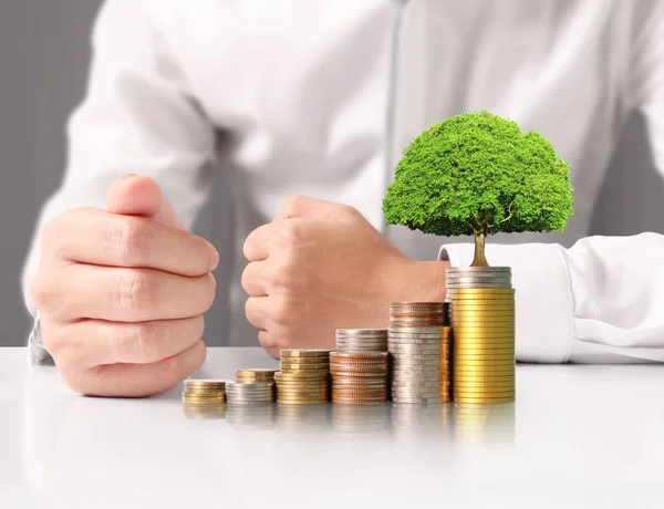 Mano humana poniendo moneda al dinero —  Fotos de Stock