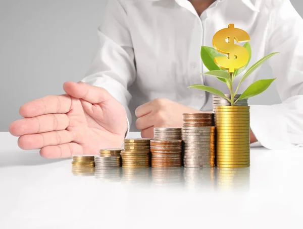 Mano humana poniendo moneda al dinero — Foto de Stock